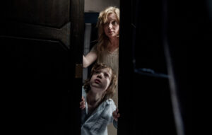 母亲和孩子透过壁橱门往外看