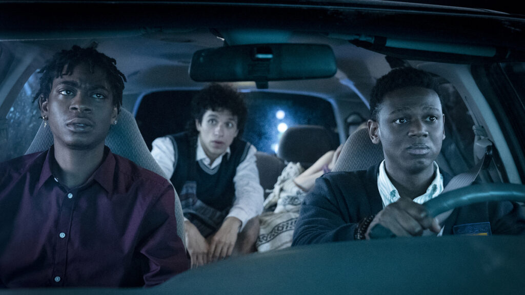 三个有色人种的年轻人坐在一辆车里