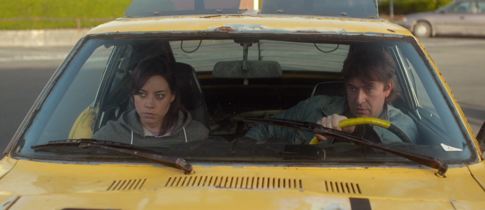 女人和男人在一辆黄色轿车(司机)