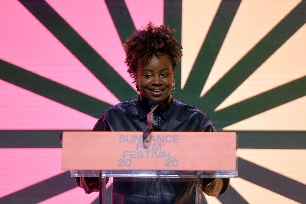 黑人妇女，微笑，站在2020年圣丹斯电影节领奖台上