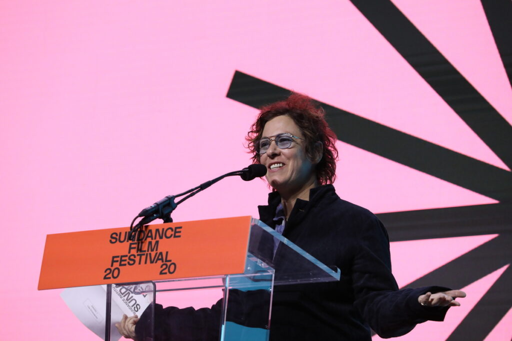 微笑的女人站在2020年圣丹斯电影节领奖台前
