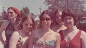 一个老式的一群妇女在六十年代背心微笑