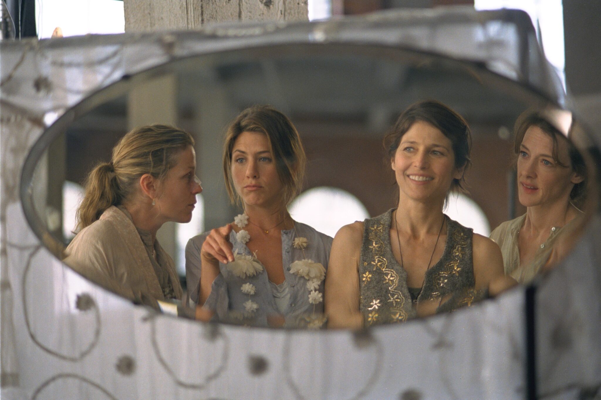 四个女人站在圆形镜子聊天前
