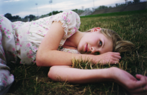 柯斯滕·邓斯特（Kirsten Dunst）躺在草地上
