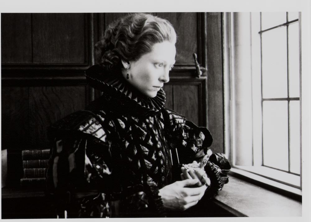 一个穿着伊丽莎白时代服装的人站在窗前