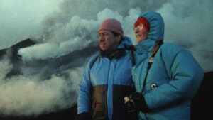 男人和女人在长袜帽和冬季夹克站在一个灰色,滚滚云。